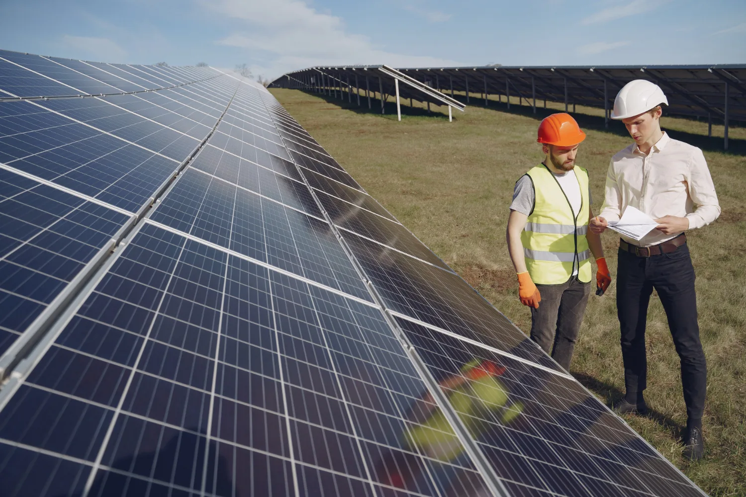 Profissional analisando informações sobre energia por assinatura